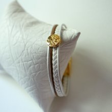 Manschettenarmband aus weißem und vergoldetem Leder mit Lebensbaum-Cabochon
