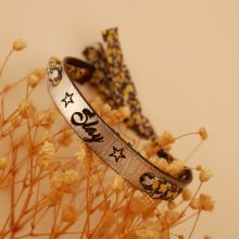 Armband Florâme graviert mit Liberty-Band gelbe Blumen auf versilbertem Leder