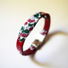 Florâme-Armband mit Kirschfruchtband auf rotem Leder