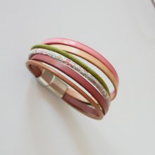 Armband mit mehreren Kordeln aus pastellfarbenem Leder und Liberty-Kordel mit Blumenmuster