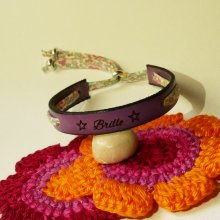 Armband Florâme graviert 'Brille' mit pastellfarbenem Liberty-Band auf violettem Leder