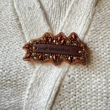 Broche en perles cuivrées à message en cuir gravé 'Just breathe'