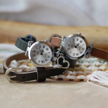 Silberne Uhr mit Lederarmband und silberner Schnalle