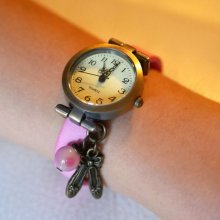 Mädchenuhr aus rosafarbenem Leder mit Charm am verstellbaren Armband