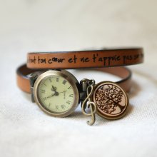 Cabochon-Uhr aus graviertem Holz mit doppeltem Lederarmband und bronzefarbenem Zifferblatt