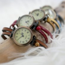 Damenuhr mit doppeltem Armband aus feinem Leder, Farbe nach Wahl 