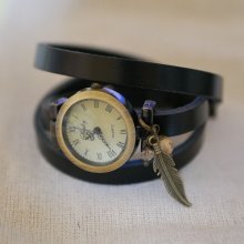 Uhr Lederarmband mit Feder- und Perlenanhänger
