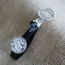 Schlüsselring oder Taschenschmuck aus Leder, Schwarz-Weiß-Cabochon und Perlen