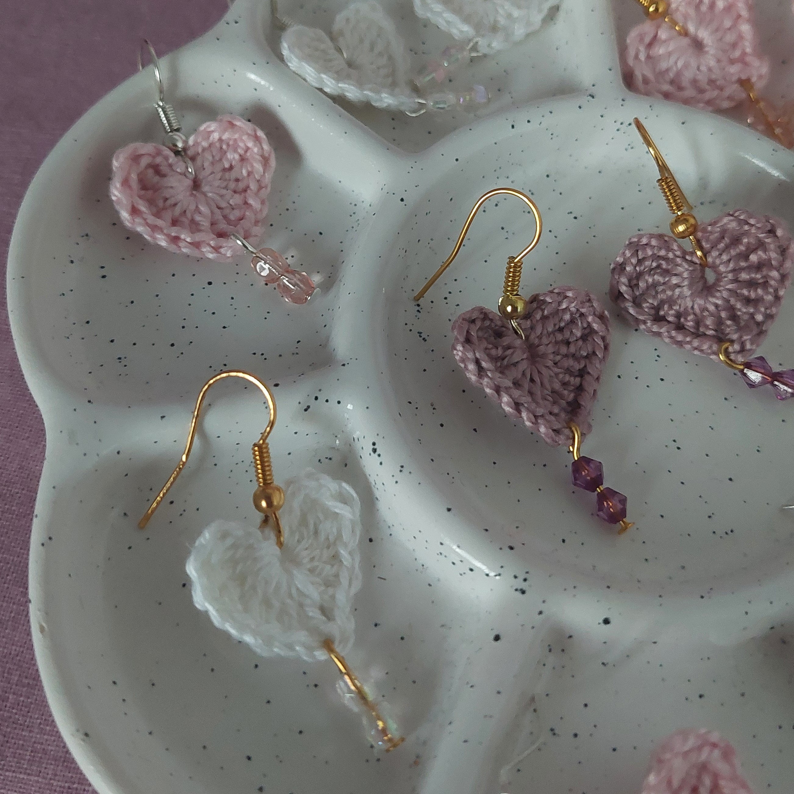 Boucles d'oreilles cœurs en crochet avec perles colorées.