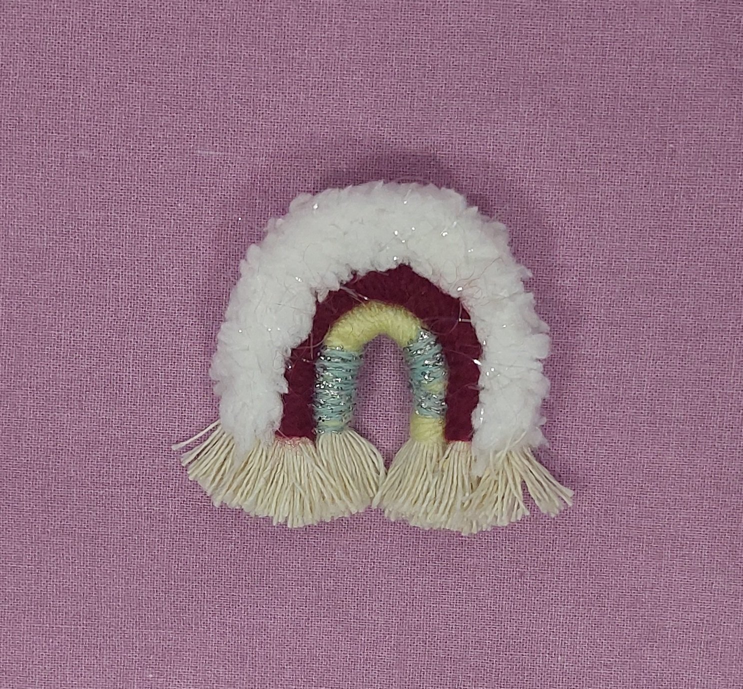 Broche Macram&eacute; Arc-en-ciel