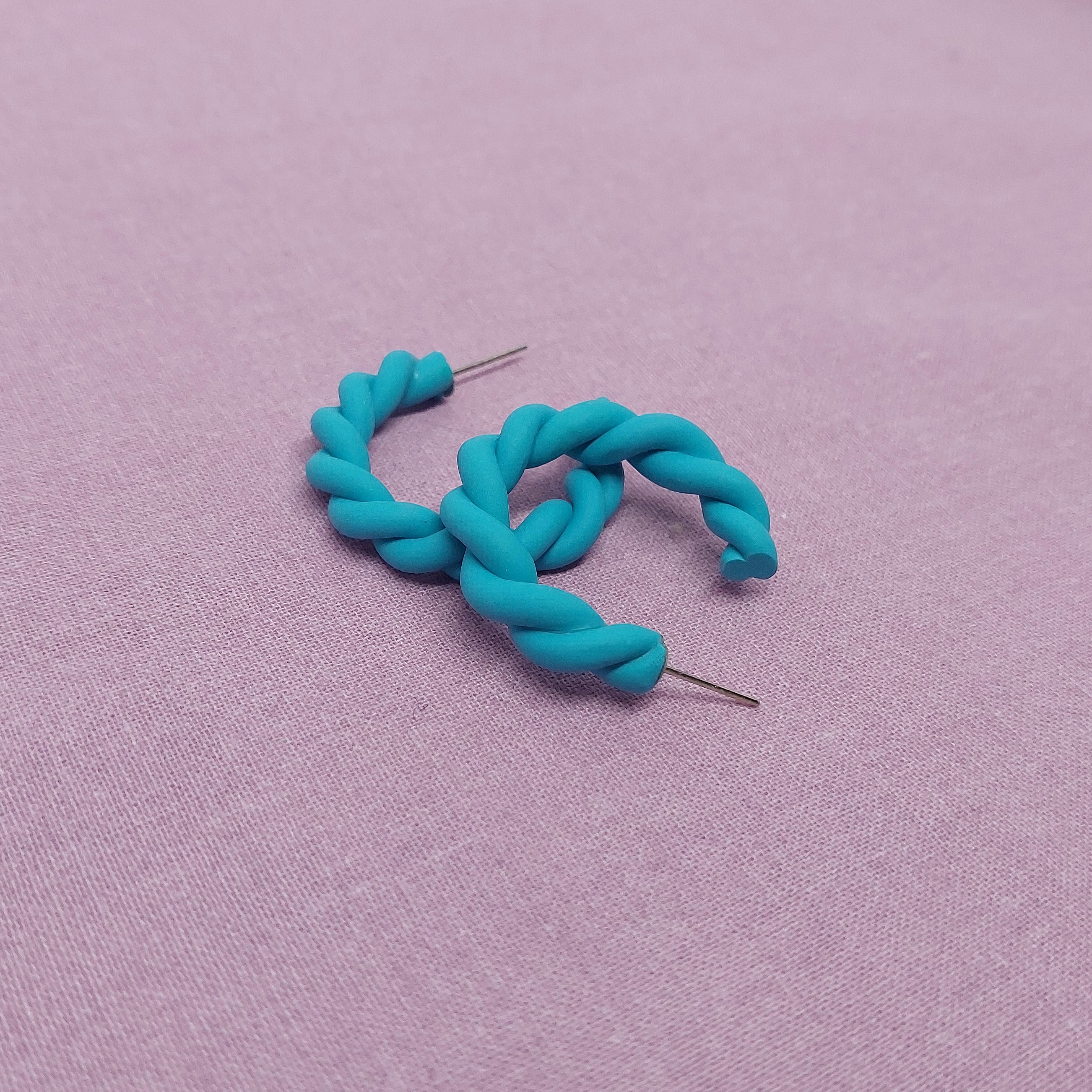 Cr&eacute;oles &agrave; torsades bleu turquoise