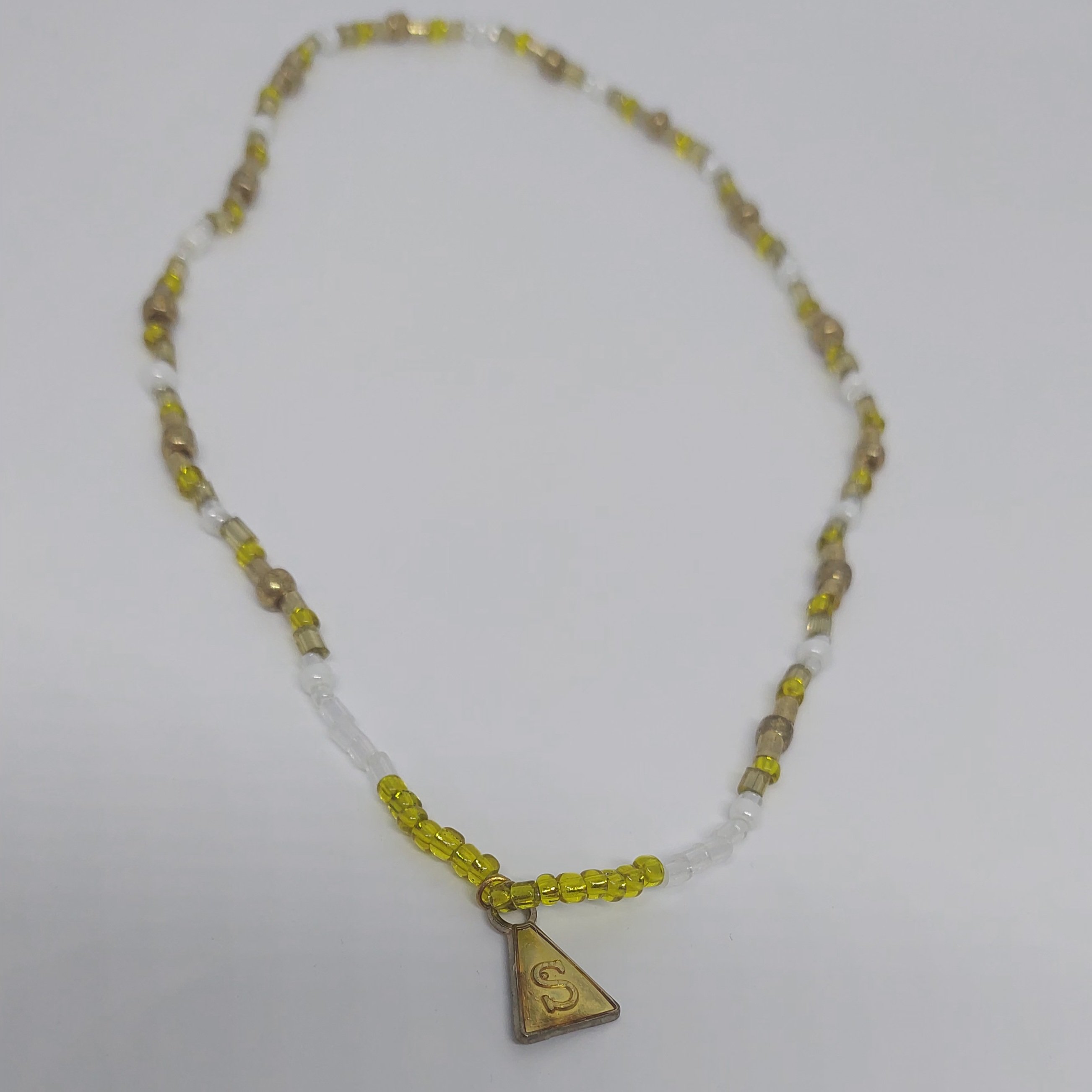 Ras du cou dor&eacute;, blanc, et breloque : Soleil