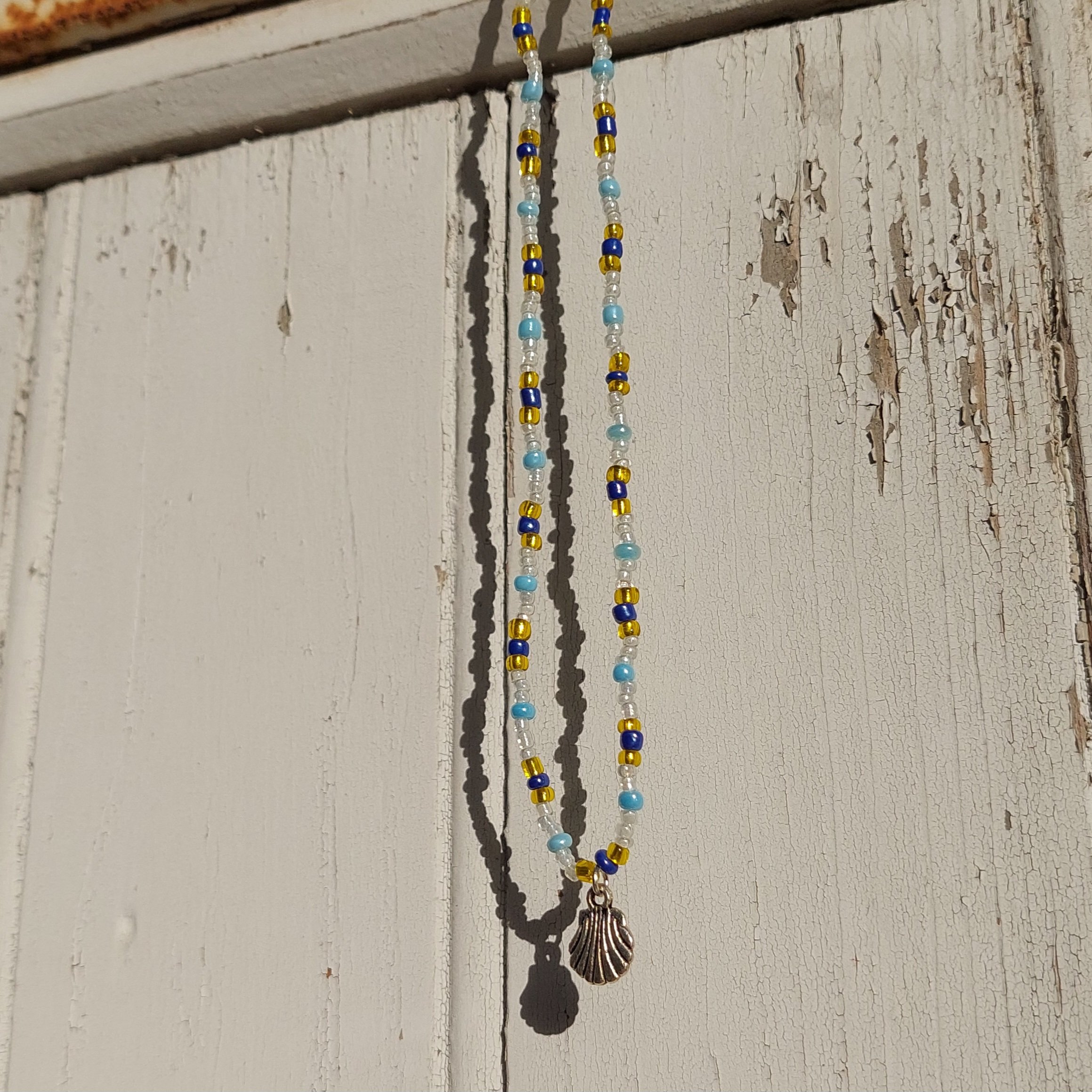 Ras du cou violet &agrave; breloque coquillage