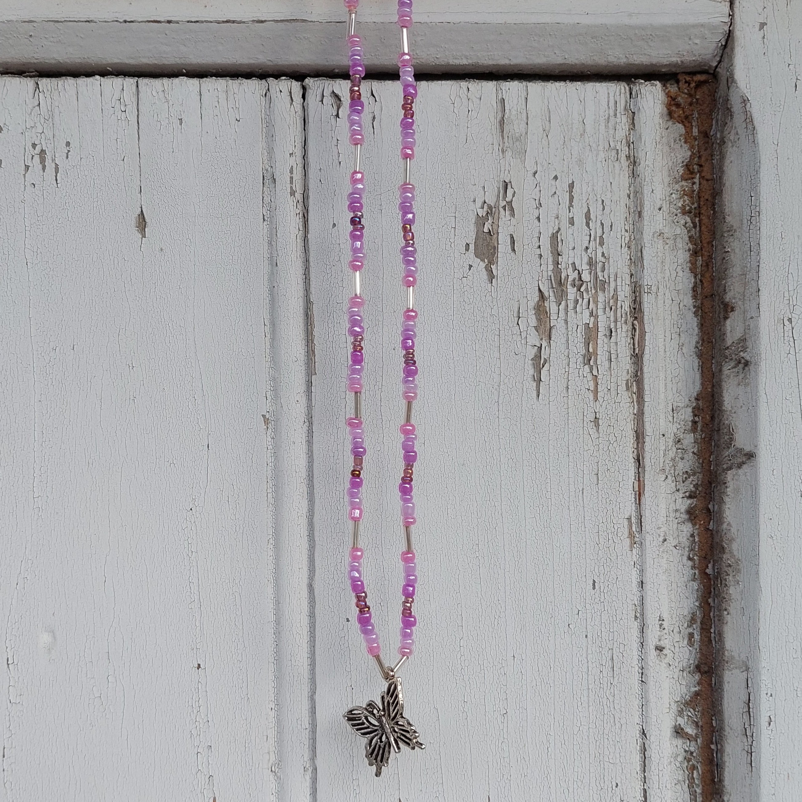 Ras du cou violet &agrave; breloque papillon