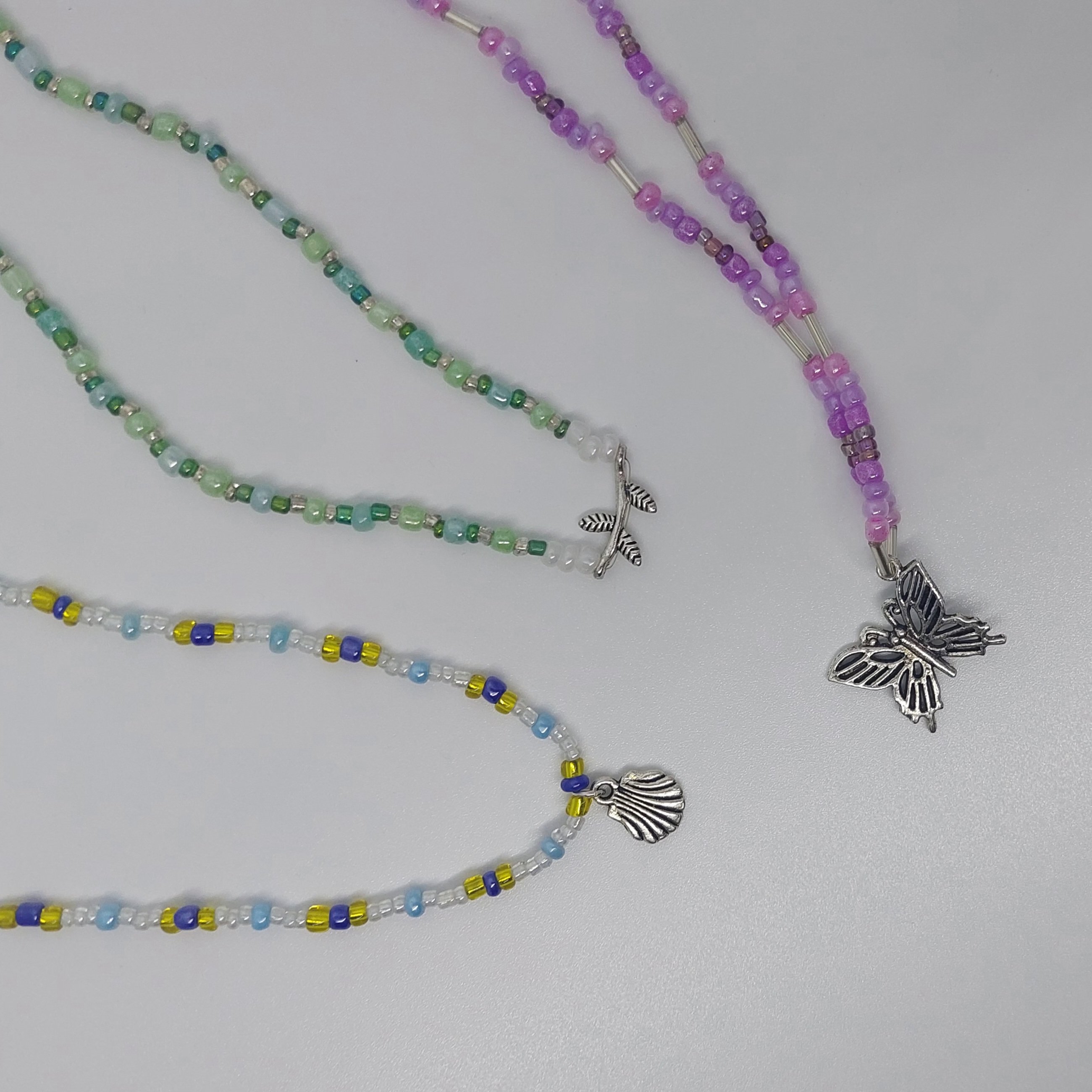 Ras du cou violet &agrave; breloque papillon