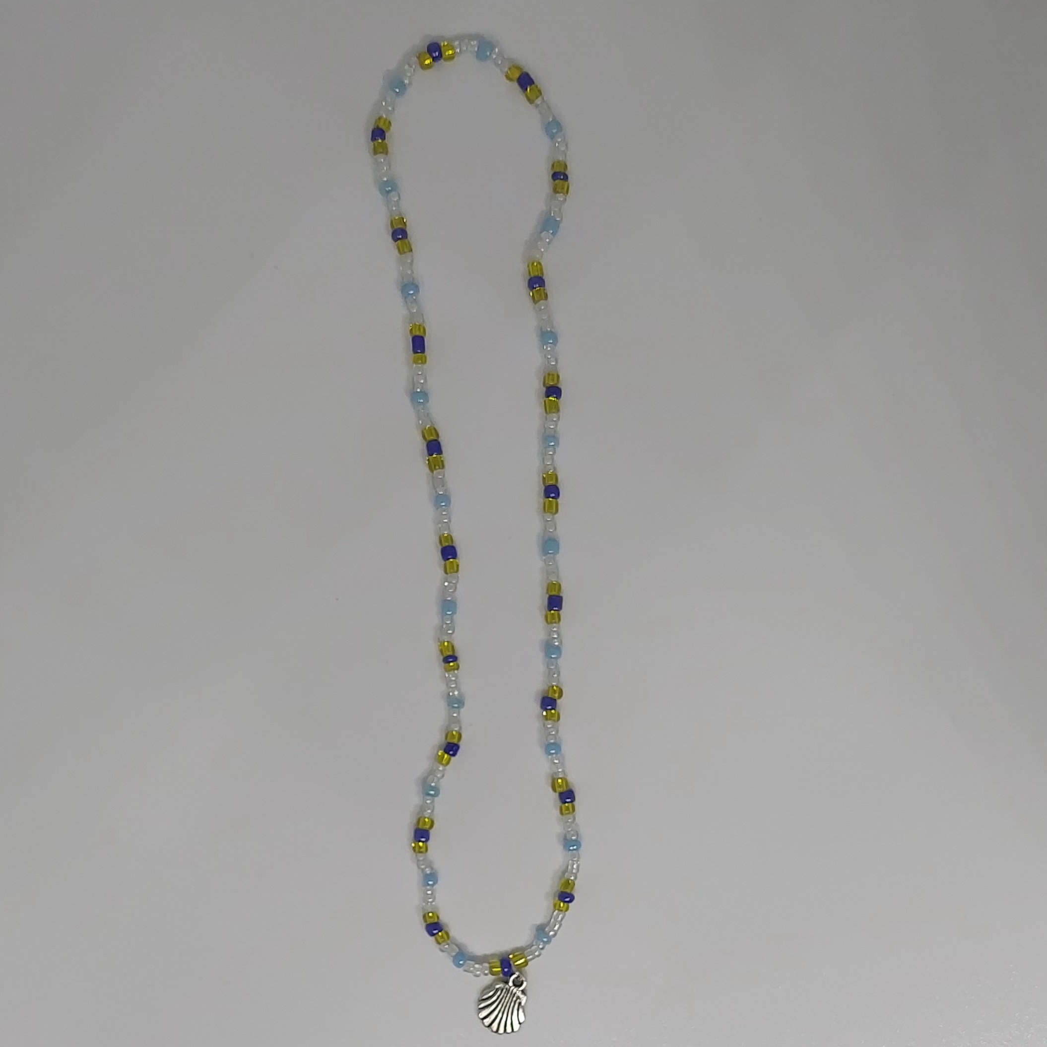 Ras du cou violet &agrave; breloque coquillage