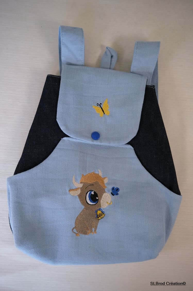 Bestickter Kinderrucksack Stier hellblau personalisierbar