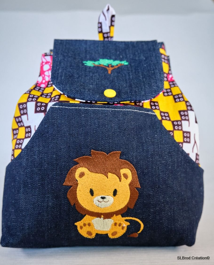 Bestickte Kinder Rucksack Löwe und Baobab zu personalisieren