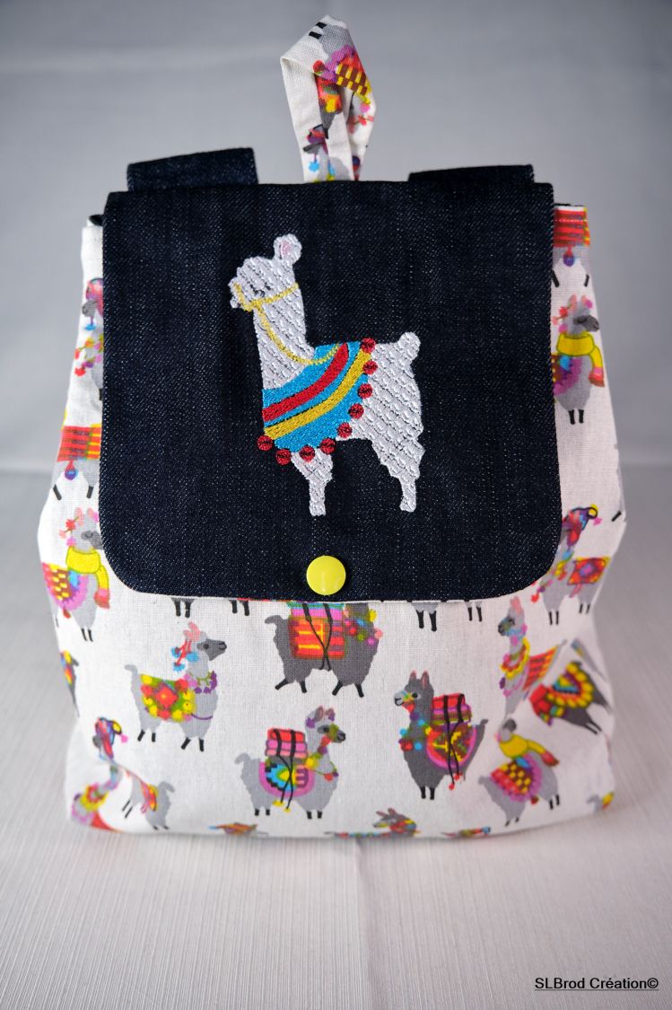 Bestickter Kinderrucksack Lama anpassbar