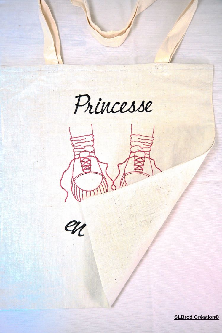 Bestickte Tote Bag Prinzessin mit Turnschuhen