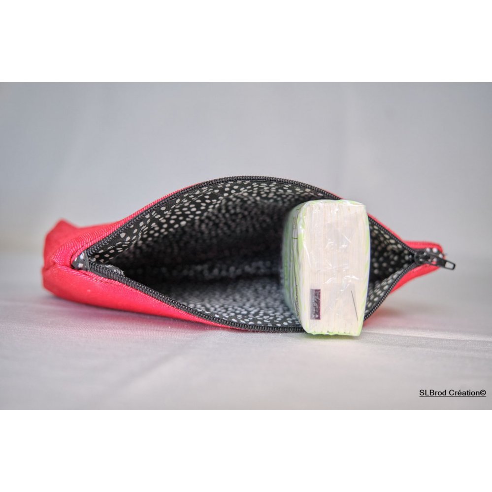 Bestickte Federmappe belle et rebelle rot
