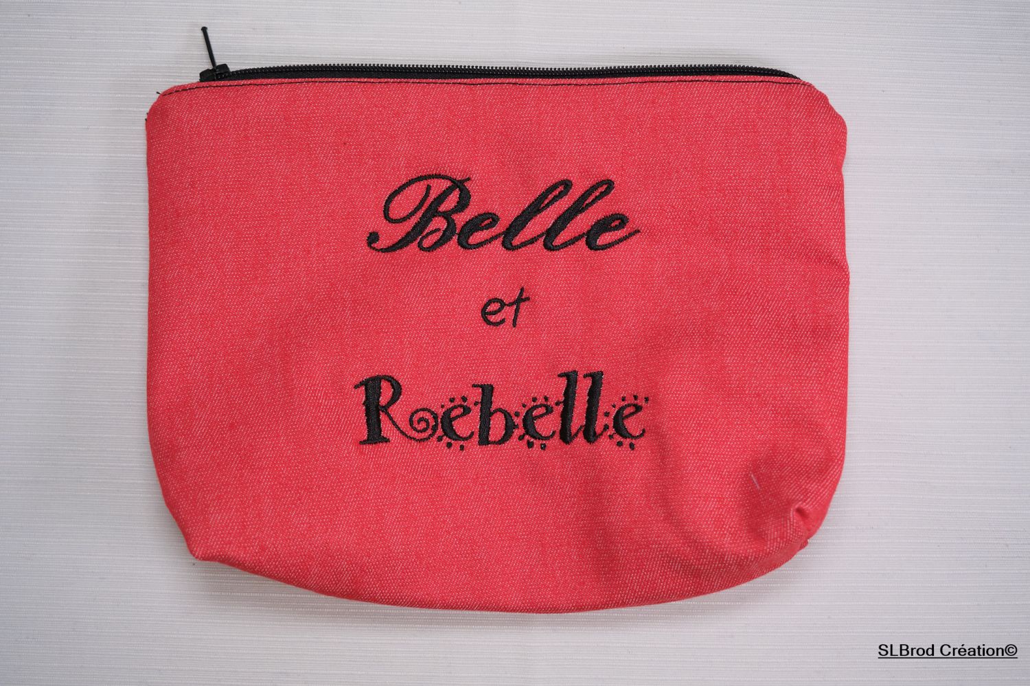 Bestickte Federmappe belle et rebelle rot