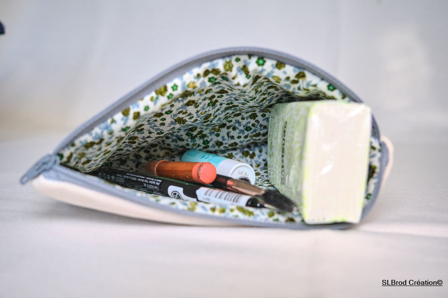 Flaches Etui mit besticktem Arabeskenauge