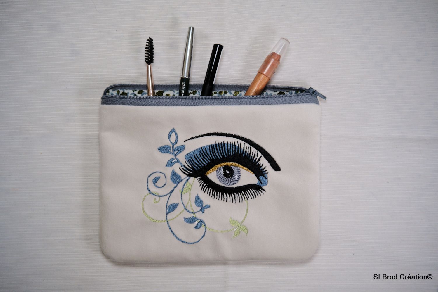 Flaches Etui mit besticktem Arabeskenauge