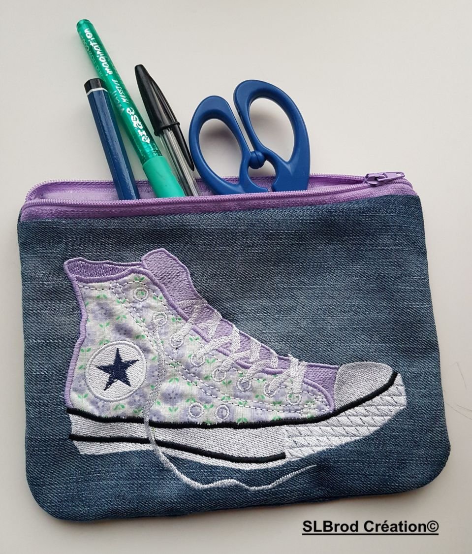 Flaches, besticktes Etui Sneakers violett