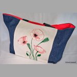 Einkaufstasche mit Mohnblumenmotiv auf weißem Grund