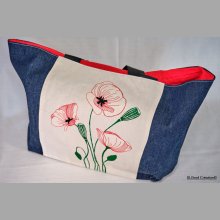 Einkaufstasche mit Mohnblumenmotiv auf weißem Grund